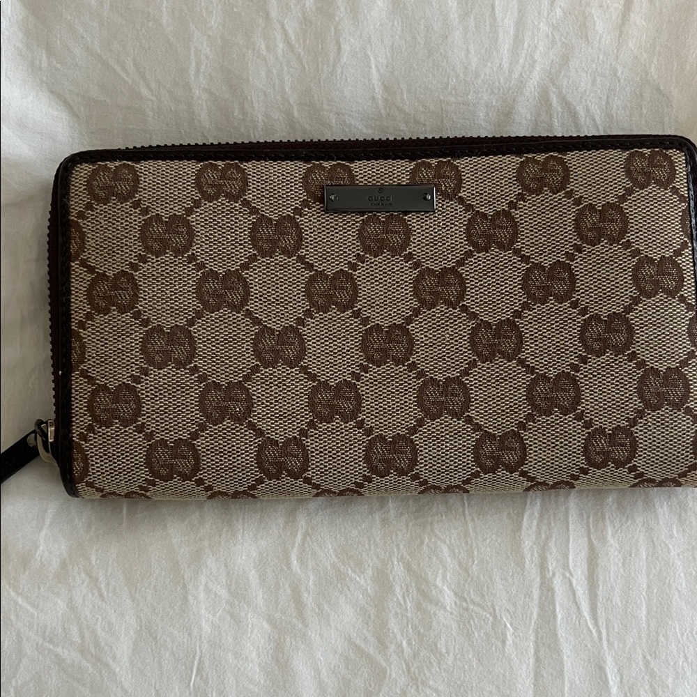 Vintage Gucci Beige and Brown Zip Wallet